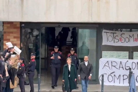 Primele imagini cu Dani Alves după eliberarea din închisoare! Zeci de persoane s-au strâns să protesteze: ”Justiție pentru bogați”