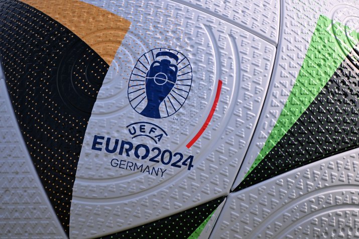 Aceasta este mingea cu care se vor juca partidele de la turneul final din Germania