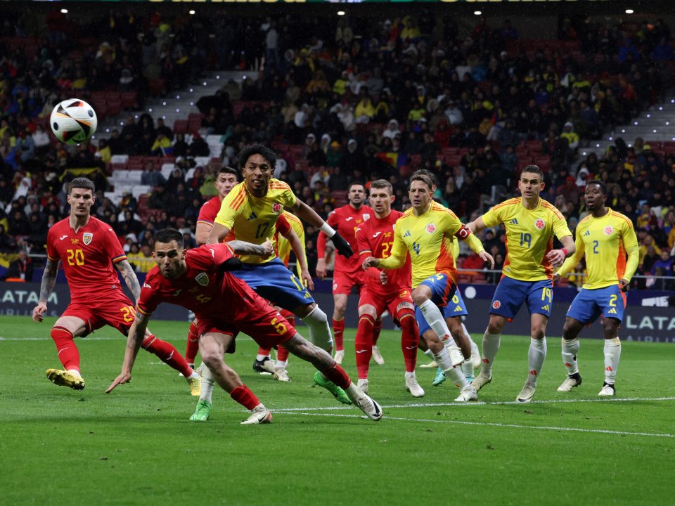 Dennis Man, Marius Marin, Johan Mojica, Florin Tanase, Santiago Arias, Rafael Borré și Carlos Cuesta (de la stânga la dreapta, în prim plan) în meciul amical de fotbal dintre Columbia și România, desfășurat pe Stadionul ”Wanda Metropolitano” din Madrid, 26 martie 2024