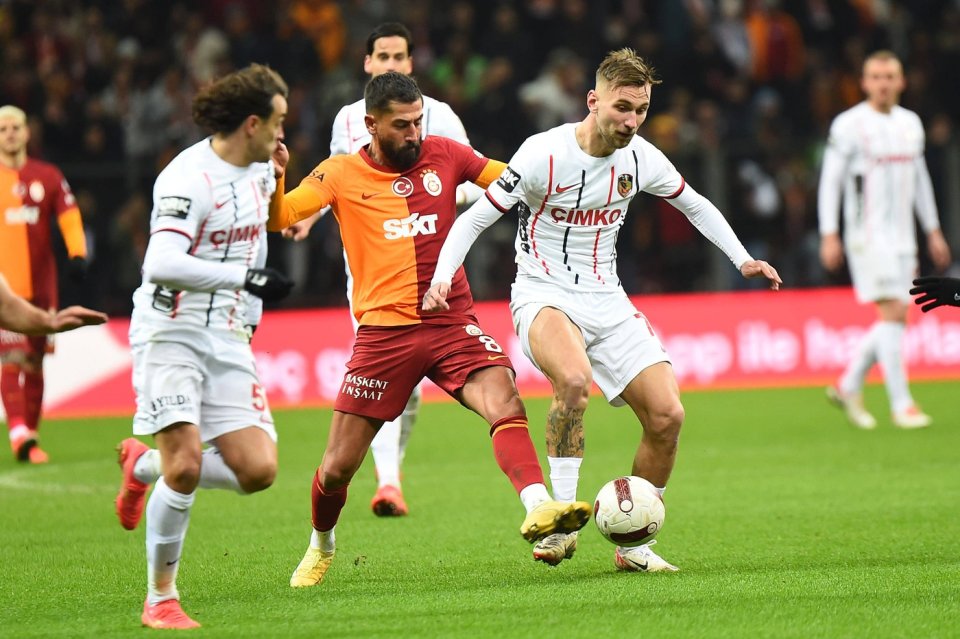 Lazar Markovic (stânga, în alb), Kerem Demirbay (centru) și Denis Draguș (dreapta) în meciul Galatasaray vs. Gaziantep contând pentru Turkish Super League, disputat pe stadionul Rams Park din Istanbul, Turcia, 29 ianuarie 2024