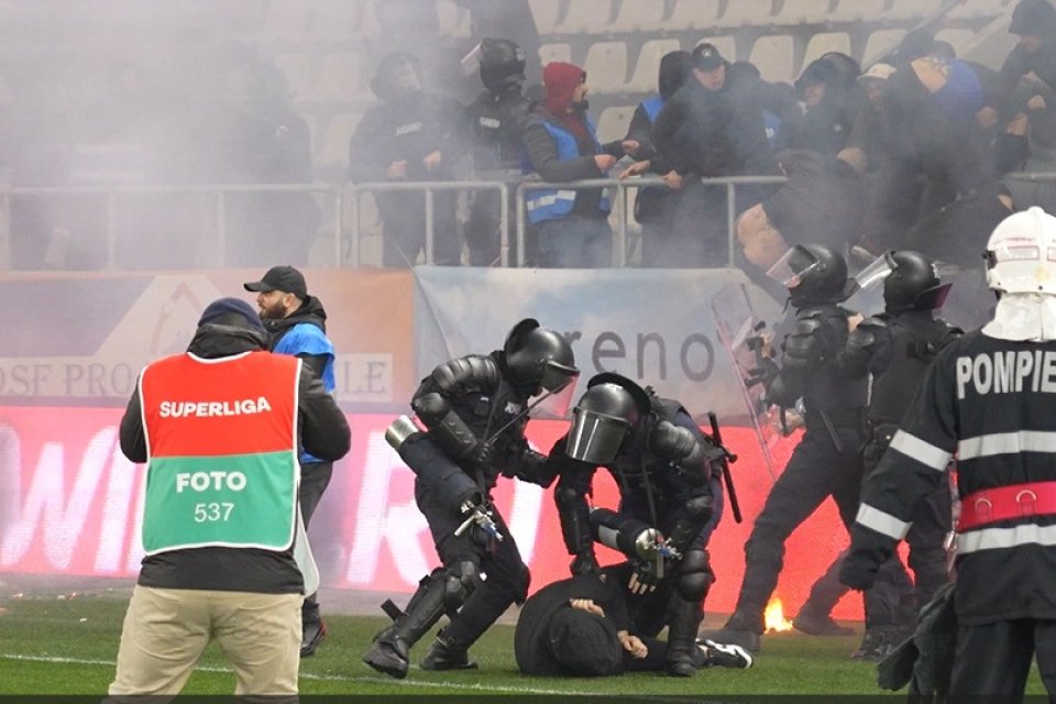 Incidente la partida dintre Dinamo și UTA