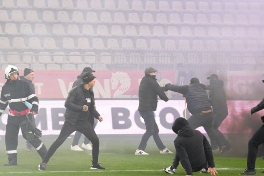 "Război" la Arad. Clubul UTA își atacă propriii suporteri și pe cei de la CSA Steaua