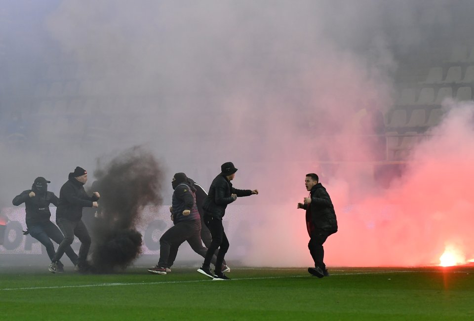 Tribuna II, lângă peluza oaspete, este locul unde stă, de obicei, Peluza SUD Dinamo, la meciurile de pe ”Arcul de Triumf”