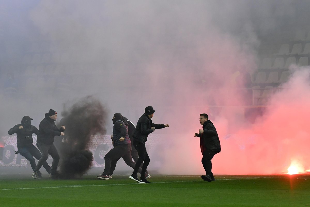 Tribuna II, lângă peluza oaspete, este locul unde stă, de obicei, Peluza SUD Dinamo, la meciurile de pe ”Arcul de Triumf”