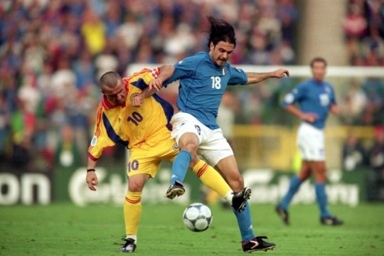 România la Euro 2000 > "Regele" Hagi coboară de pe tron. România trece de grupe, dar se lovește de Italia lui Zoff, Maldini și Totti