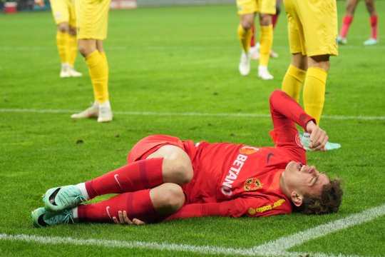FCSB, lovită de ghinion! Radaslavescu l-a înlocuit pe Tavi Popescu, dar s-a accidentat imediat. Ce fotbalist ”under” a fost nevoit să trimită Charalambous în teren