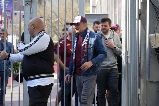 Dan Șucu merge cu galeria Rapidului la Craiova: ”Am învățat și cântecele, stau în peluză cu ei”. Imagini incredibile de la plecarea în Bănie