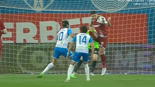 Nebunie în Bănie! Universitatea Craiova a cerut penalty, nu a primit, iar câteva secunde mai târziu a încasat un cartonaș roșu