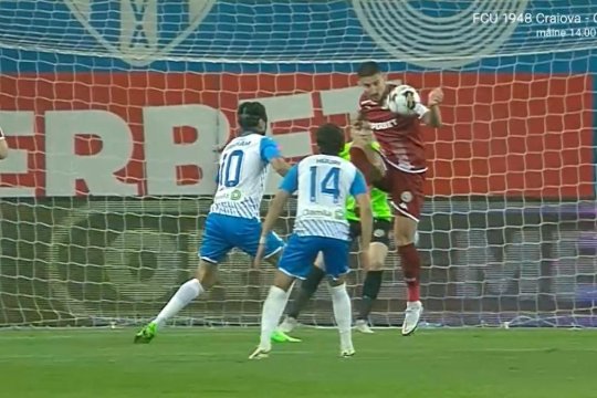 Nebunie în Bănie! Universitatea Craiova a cerut penalty, nu a primit, iar câteva secunde mai târziu a încasat un cartonaș roșu