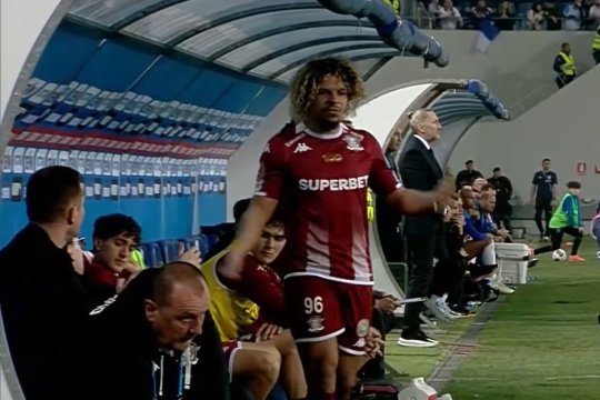Papeau a izbucnit după ce a fost schimbat de Cristiano Bergodi! Ce a făcut fotbalistul giuleștenilor
