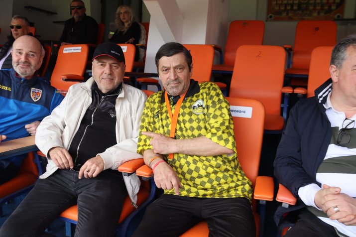 Gheorghe Ștefan a asistat sâmbătă la meciul Ceahlăul - Metaloglobus. El a fost fotografiat de jurnalistul Gelu Crăcană (foto dreapta)