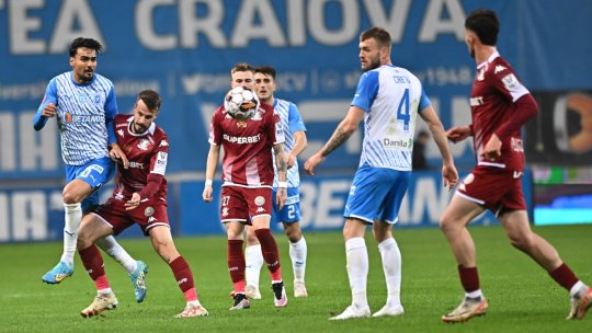 Cartonaș roșu neacordat? Un fotbalist al Craiovei, acuzat că l-a lovit inteționat cu piciorul în coaste pe un jucător de la Rapid: ”Vrea să îl bubuie! Am o problemă cu dreptul ăla”