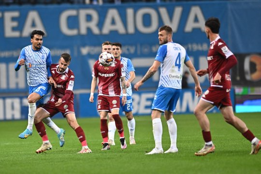 Cartonaș roșu neacordat? Un fotbalist al Craiovei, acuzat că l-a lovit intenționat cu piciorul în coaste pe un jucător de la Rapid: ”Vrea să îl bubuie! Am o problemă cu dreptul ăla”