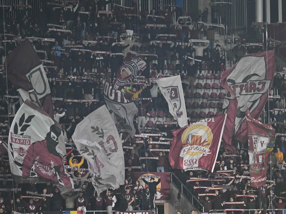 Suporterii rapidiști cu steaguri la meciul de fotbal dintre Rapid și UTA Arad, Superliga Superbet, Stadionul Superbet Arena-Giulesti din București, 28 februarie 2024