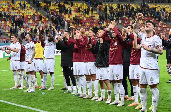 Jucătorii Rapidului cântă cu galeria, la finalul meciului cu FCSB, 2-1.