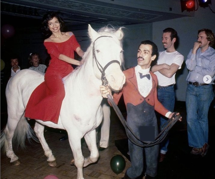 Bianca Jagger călare pe un cal alb, în Studio 54