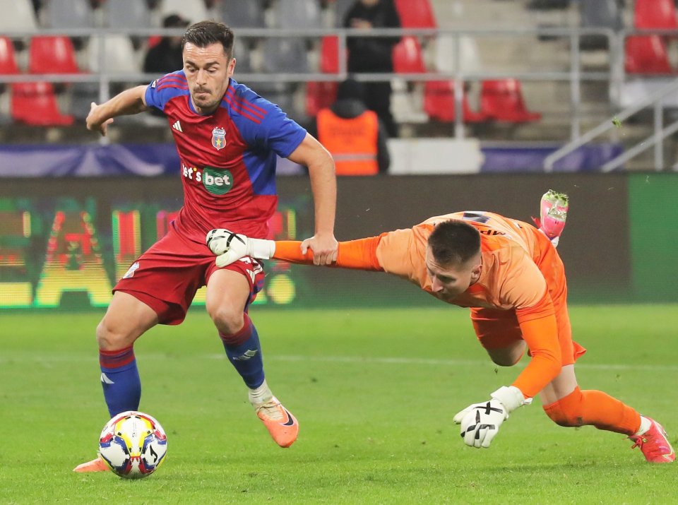 Ignacio Heras (Steaua) și Robert Geantă (Viitorul Pandurii, în portocaliu) în meciul de fotbal dintre CSA Steaua și ACS Viitorul Pandurii Târgu Jiu, contând pentru Liga 2 Casa Pariurilor, desfășurat pe Stadionul Steaua din București, 5 martie 2024