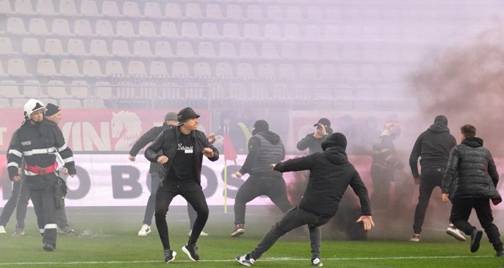 Ultrașii lui Dinamo și cei din Peluza Sud Steaua, care au venit să susțină UTA, s-au luat la bătaie pe teren