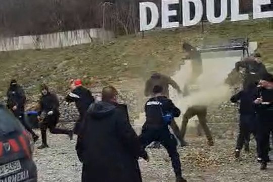 VIDEO | Ultrașii de la U Cluj și UTA s-au bătut în drumul spre București