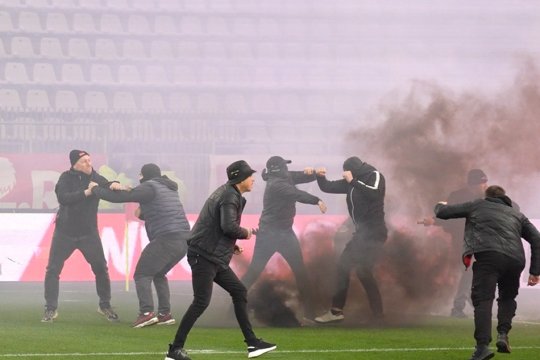 Ultrașii arădeni susțin că n-au participat la violențele de la meciul Dinamo - UTA: ”Nici măcar un arădean n-a intrat pe teren”