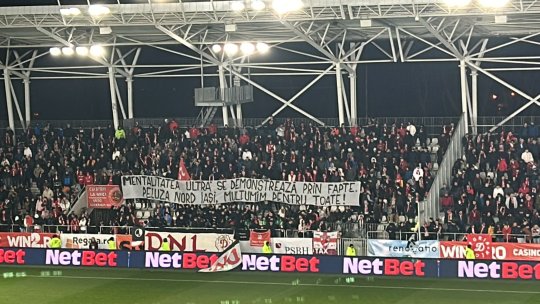 Povestea bannerului misterios afișat de o facțiune a galeriei dinamoviste la meciul cu UTA. Motivul pentru care suporterii "câinilor" le-au mulțumit "fraților" de la Iași