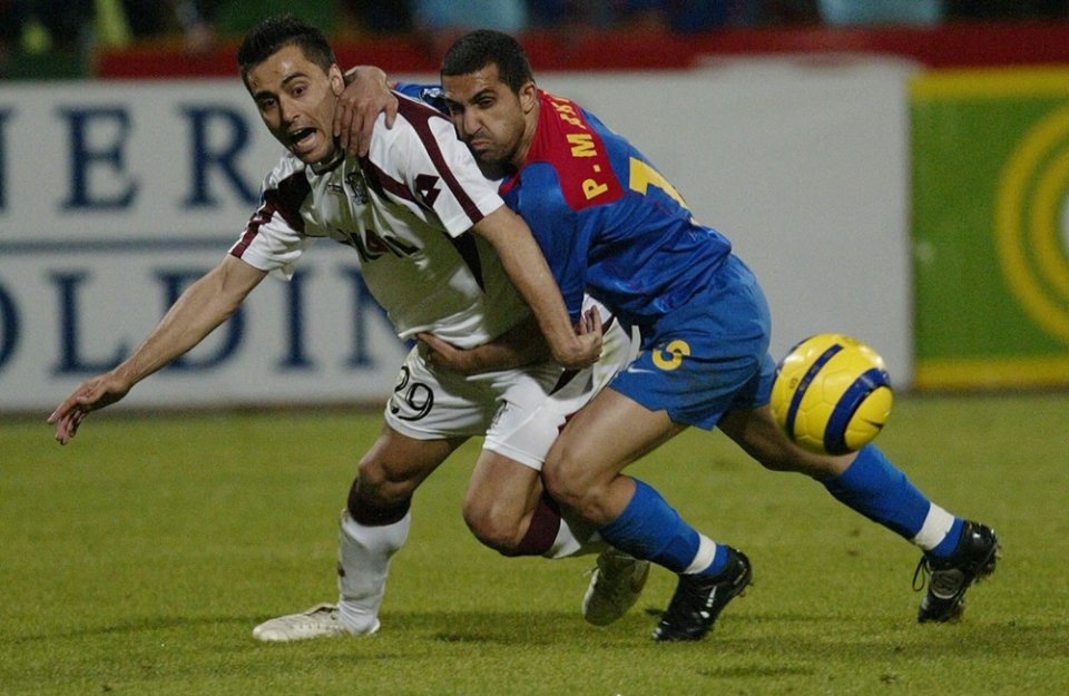 Mugurel Buga și Petre Marin se luptă pentru un balon în timpul meciului FCSB - Rapid, din sferturile Cupei UEFA, în 2006