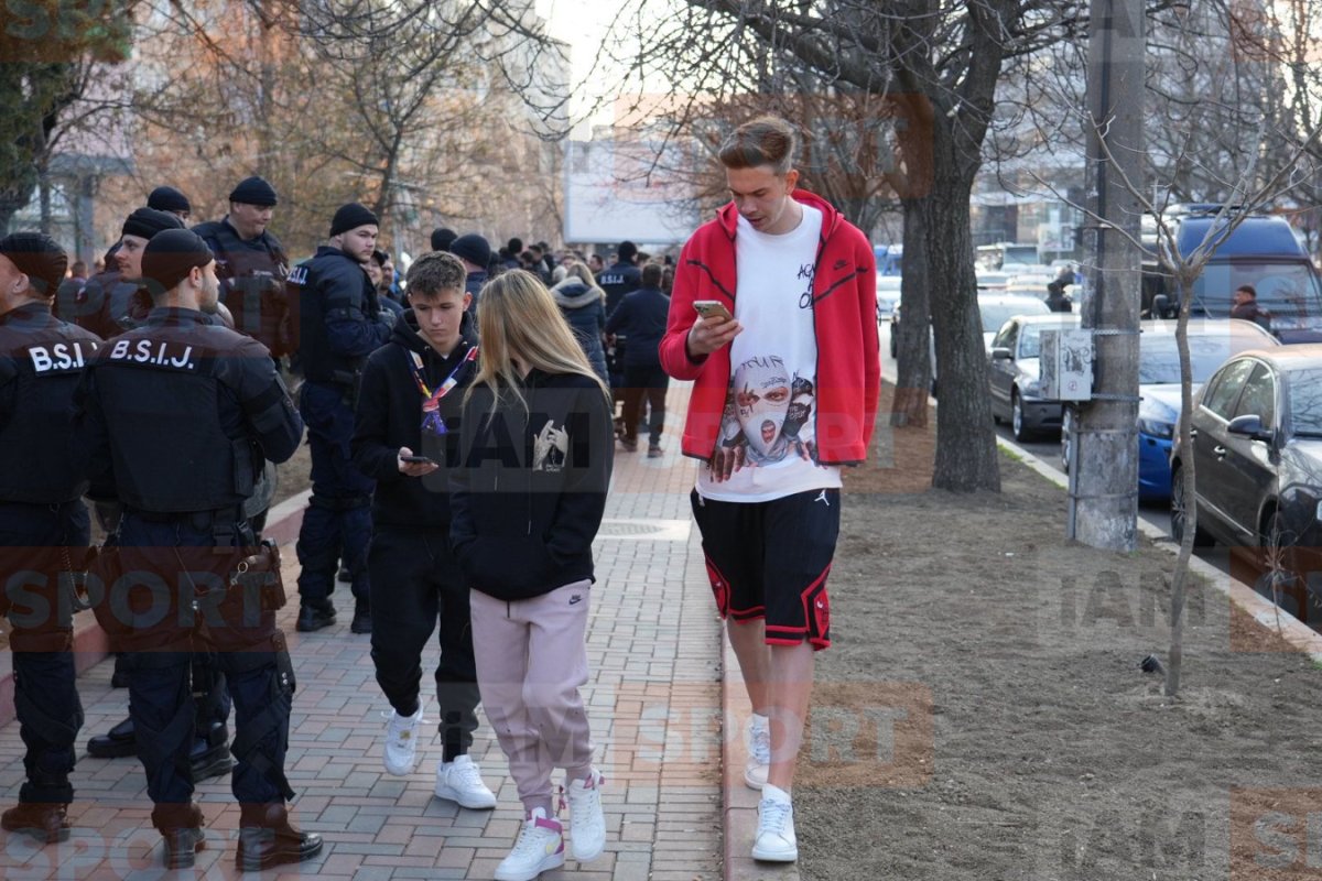 Alexandru Maxim s-a alăturat suporterilor de la FCSB înainte de partida cu Rapid