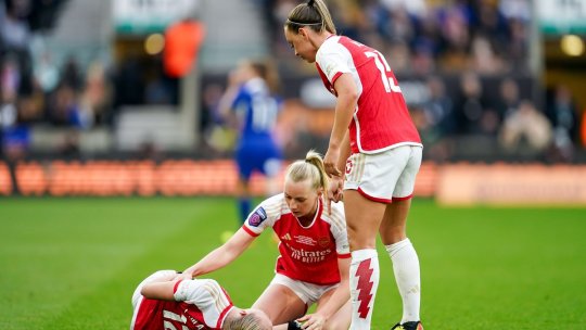 Fotbalul feminin a fost aproape de o tragedie. O jucătoare de la Arsenal s-a prăbușit pe teren și medicii au intervenit de urgență