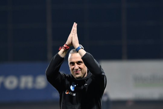 OFICIAL | Ivaylo Petev a părăsit-o pe Universitatea Craiova. Cine este favorit să îl înlocuiască