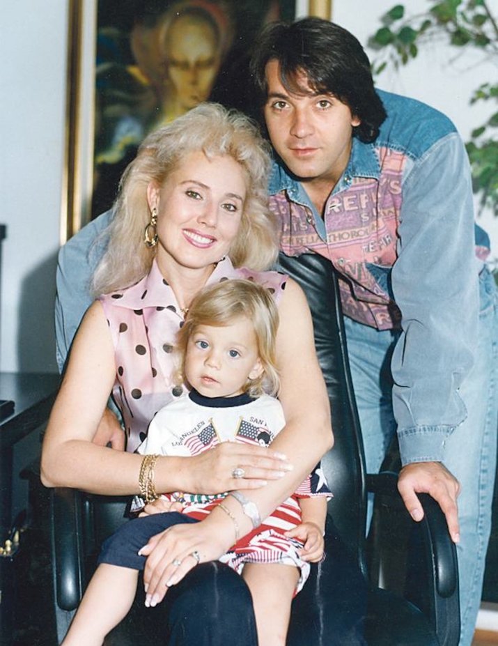 O familie fericită cu câțiva ani înainte de răpirea lui Stefan