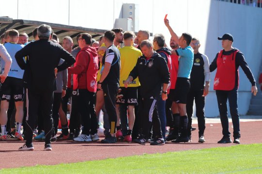 Fără milă: Comisia de Disciplină a luat măsuri drastice după bătaia de la Hermannstadt - U Cluj. Un jucător a fost suspendat pentru o lună