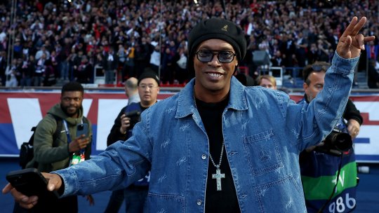 Oaspete de seamă pe Parc des Princes la superconfruntarea PSG - Barcelona. Ronaldinho a fost aplaudat de un stadion întreg