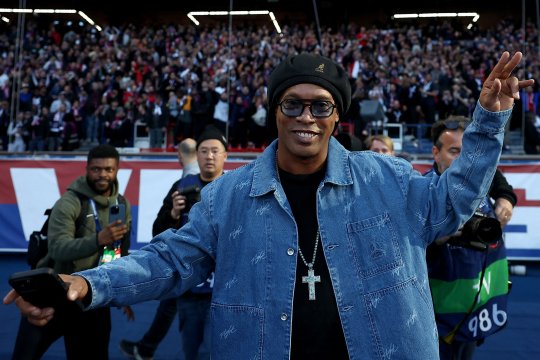 Oaspete de seamă pe Parc des Princes la superconfruntarea PSG - Barcelona. Ronaldinho a fost aplaudat de un stadion întreg