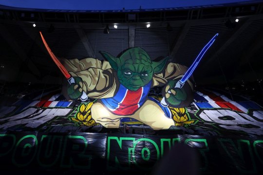 Scenografie inspirată din Star Wars la duelul de gală dintre PSG și Barcelona
