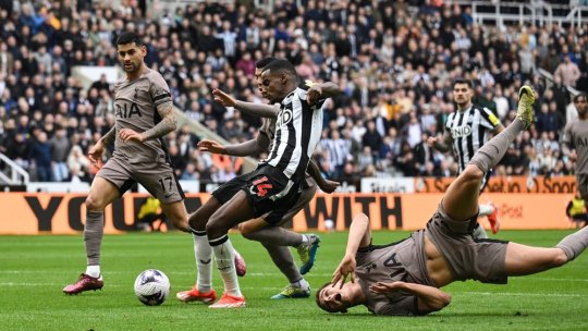 Rivalul pe post al lui Drăgușin, ridiculizat la ambele goluri ale lui Newcastle. 5 minute de coșmar pentru van de Ven