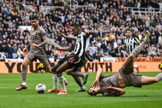 Rivalul pe post al lui Drăgușin, ridiculizat la ambele goluri ale lui Newcastle. 5 minute de coșmar pentru van de Ven