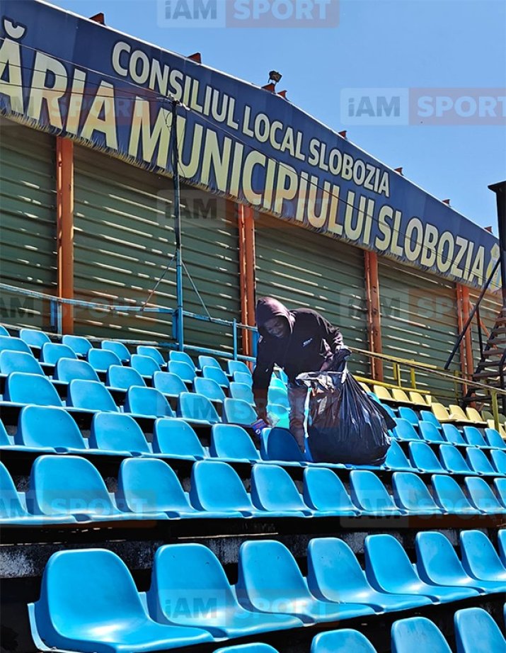 Christ Afalna, jucătorul celor de la Unirea Slobozia, strângând gunoaie după meciul cu FC Buzău