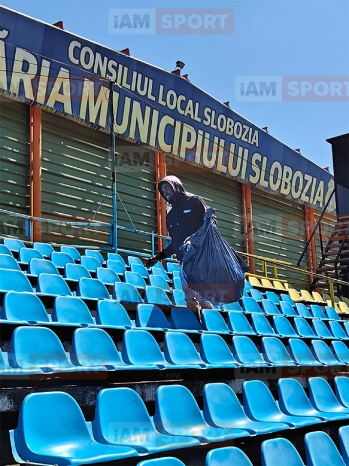 Christ Afalna, jucătorul celor de la Unirea Slobozia, strângând gunoaie după meciul cu FC Buzău