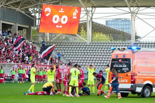 Controversă la Dinamo - Poli Iași. Homawoo l-a lăsat inconștient pe Luca Mihai, însă Hațegan a acordat doar cartonaș galben