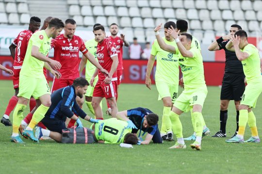 Un fost arbitru a dat verdictul în privința fazei care a încins spiritele la Dinamo - Poli iași: "O decizie greu de înțeles"