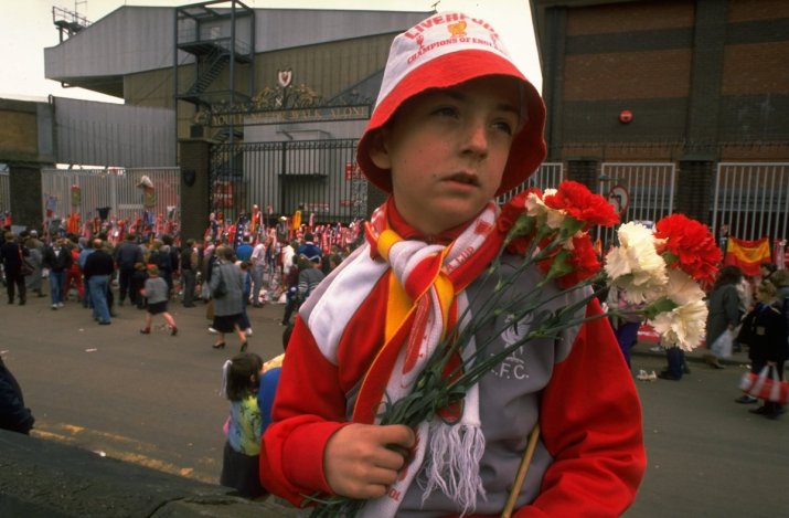 Un puști depune flori pe Anfield a doua zi după tragedia de la Hillsborough