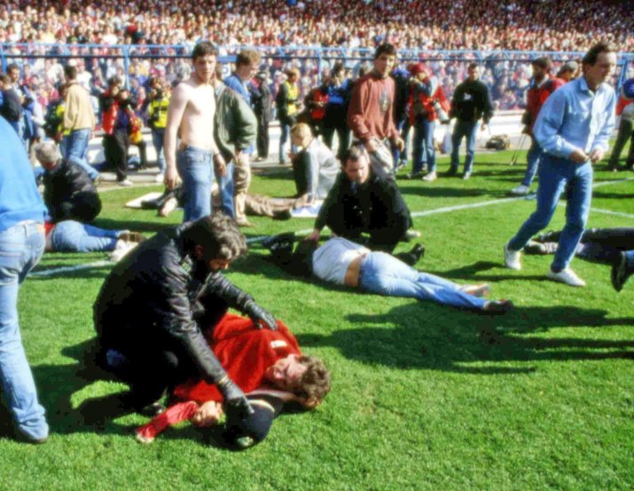 Fanii primesc primul ajutor pe gazonul de pe Hillsborough