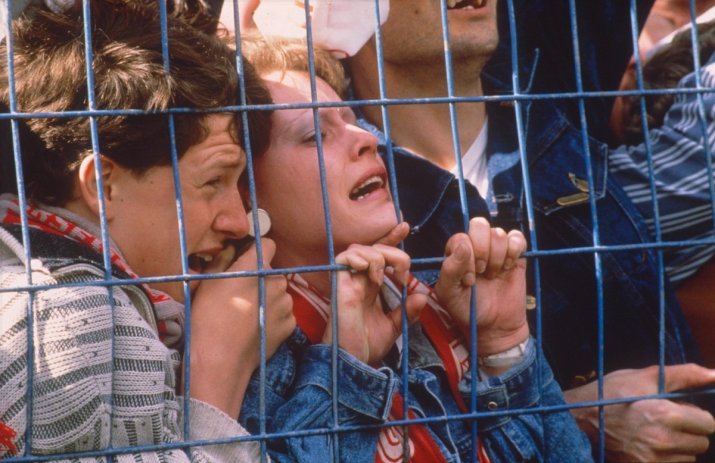 Fanii lui Liverpool, împinși din spate în gardul de la marginea gazonului