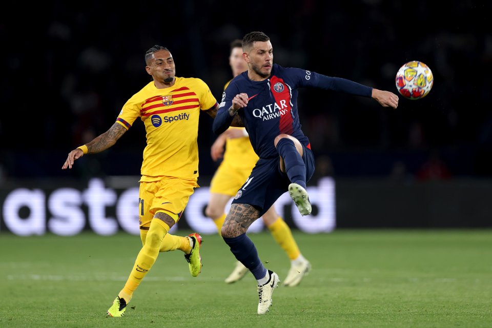 Raphinha (stânga, FC Barcelona) și Cher Ndour (Paris Saint-Germain) în luptă pentru balon în meciul tur PSG - Barcelona 2-3, sferturile UCL, stadion Parc des Princes, Paris, Franța, 10 aprilie 2024