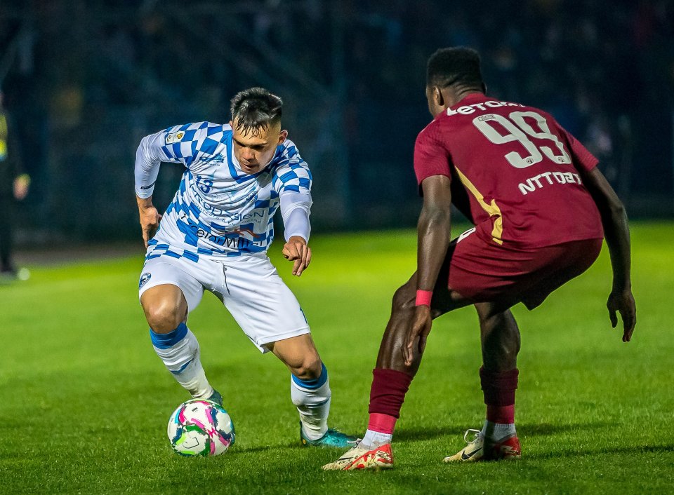 Flavius Iacob (stînga, Corvinul Hunedoara) în meciul de fotbal dintre Corvinul Hunedoara și CFR Cluj, contând pentru Cupa României Betano - sferturi de finală, desfășurat pe Stadionul ”Michael Klein” din Hunedoara, 2 aprilie 2024