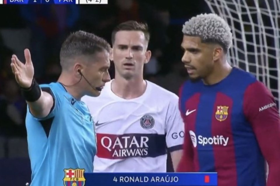 Istvan Kovacs, față în față cu Araujo, în cel mai controversat moment al partidei Barcelona - PSG 1-4