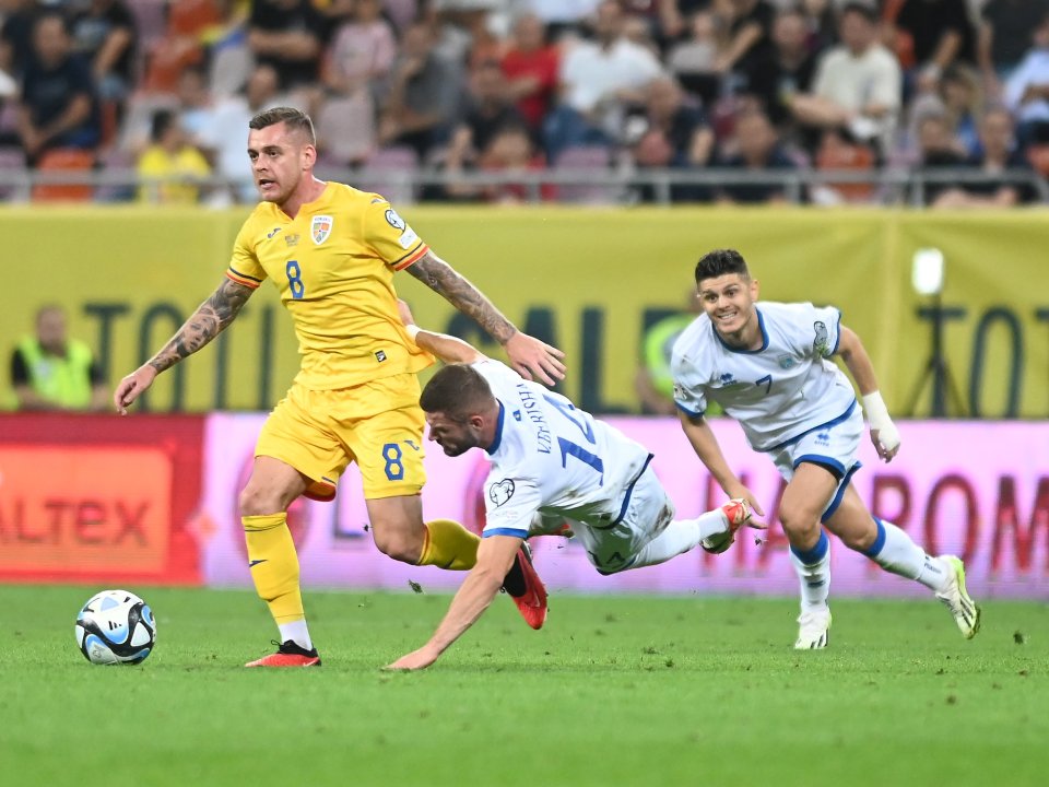 Alexandru Cicaldau, Valon Berisha și Milot Rashica (de la stânga la dreapta) în meciul de fotbal dintre România și Kosovo, din cadrul preliminariilor Campionatului European 2024, desfasurat pe Arena Națională, 12 septembrie 2023