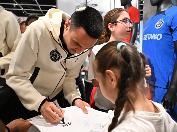 Adrian Șut le-a acordat autografe micuților suporteri ai celor de la FCSB înaintea meciului cu Rapid