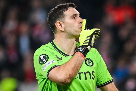 Emiliano Martinez a primit două cartonașe galbene după ce i-a provocat pe fanii lui Lille, dar nu a fost eliminat. Care a fost motivul
