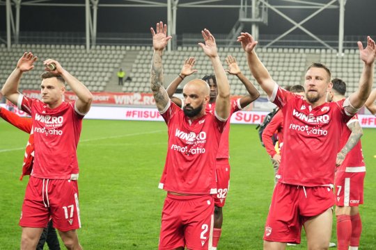 Premieră pentru un fotbalist de la Dinamo în meciul cu Petrolul! Jucătorul, bandajat la cap în timp ce se bucura la gol